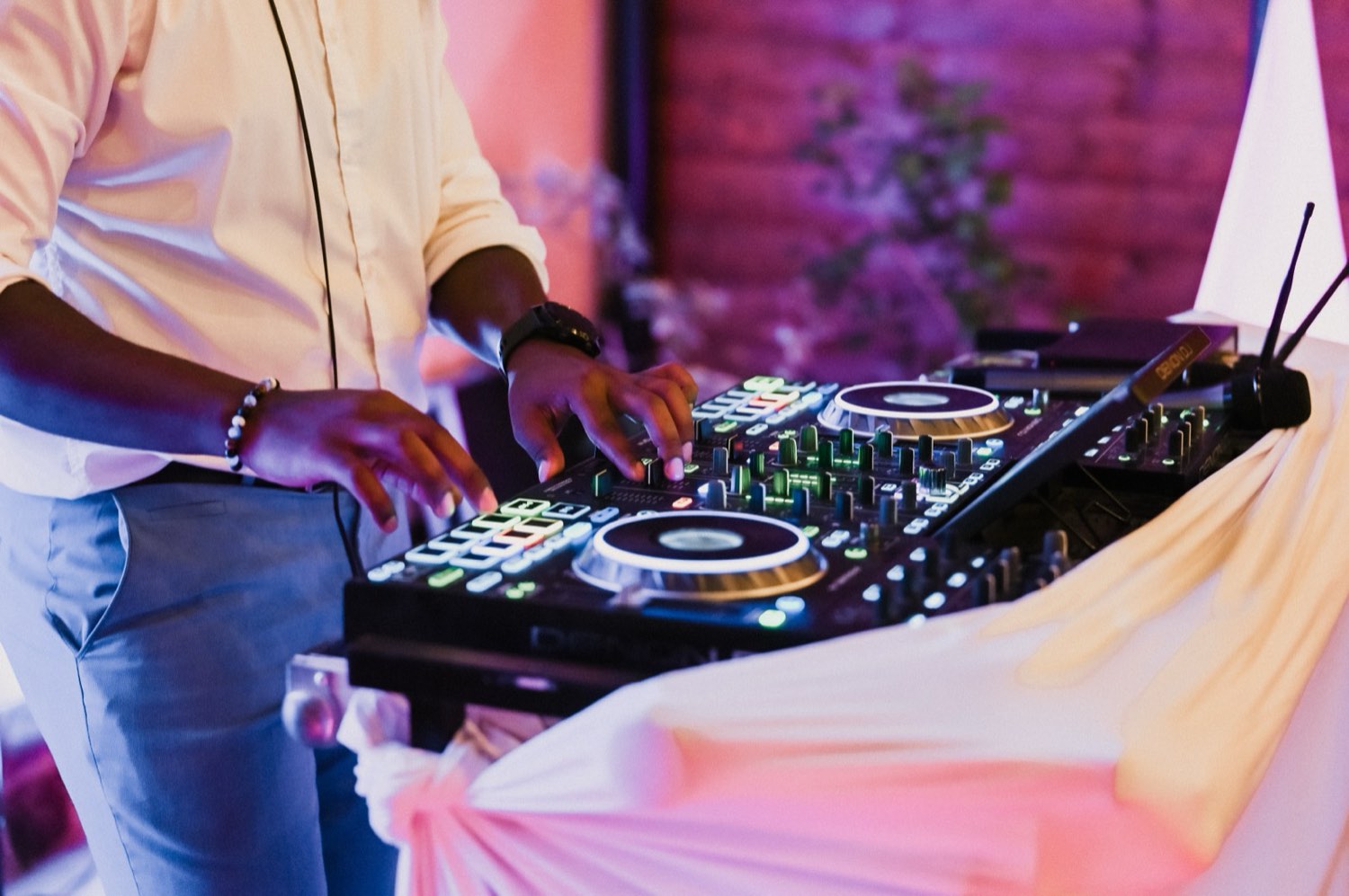 Detail DJ pultu – balík Essential