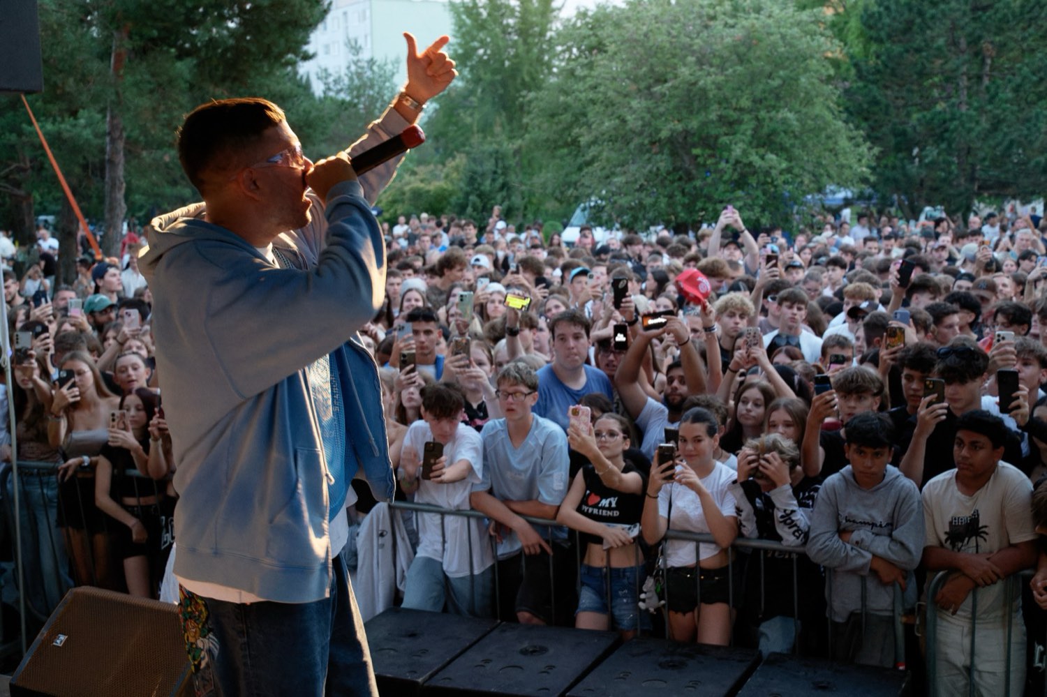 Vystúpenie na open-air festivale pred davom