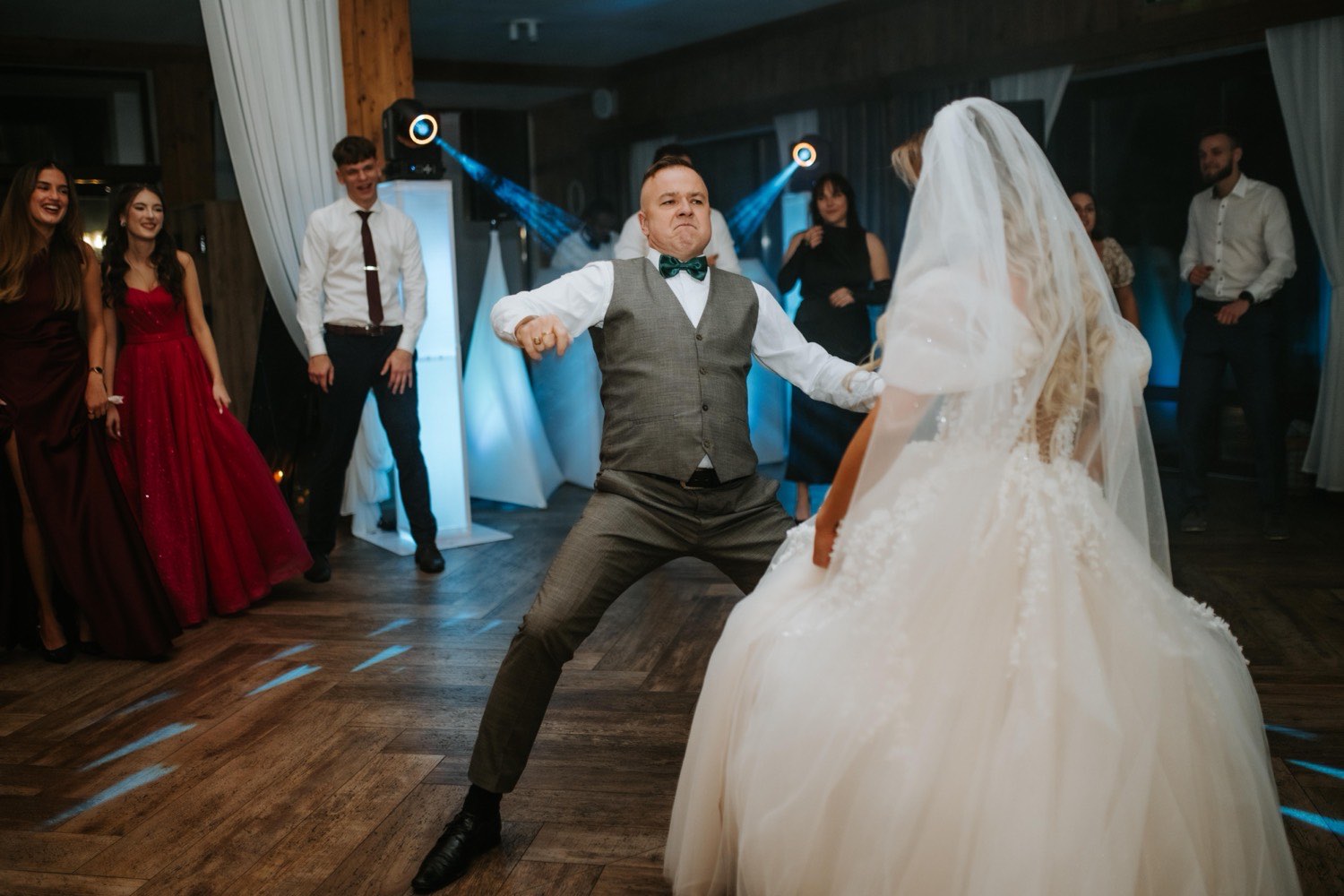 Ženích rozosmieva hostí vtipným tanečným pohybom vedľa nevesty