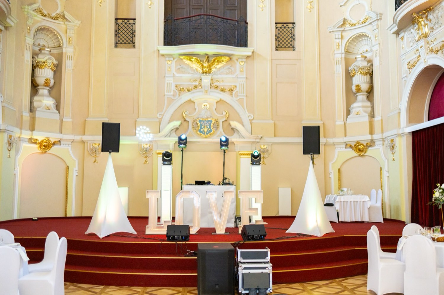 DJ pult a nápis LOVE v historickej sále