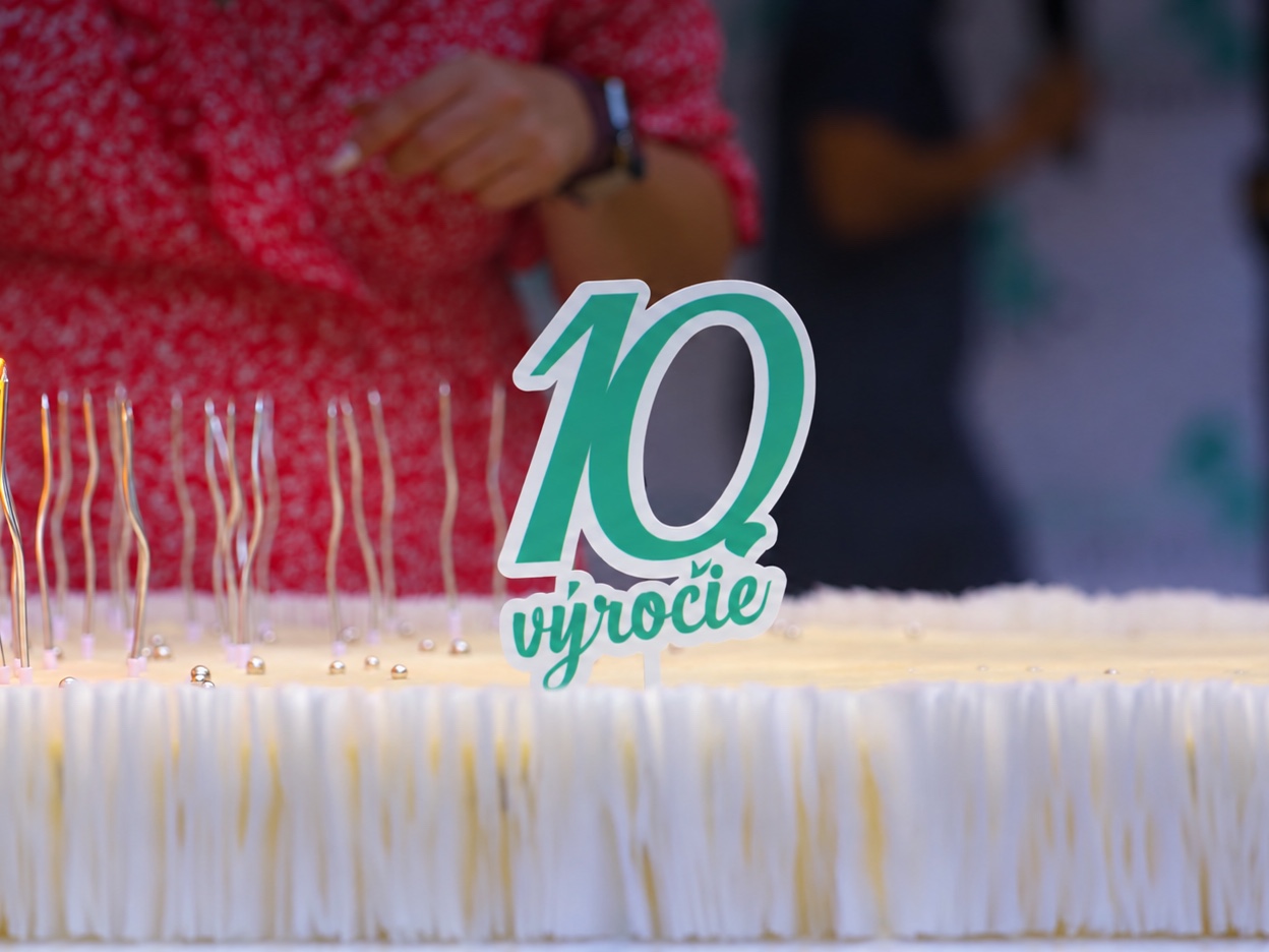 Torta s nápisom „10 výročie