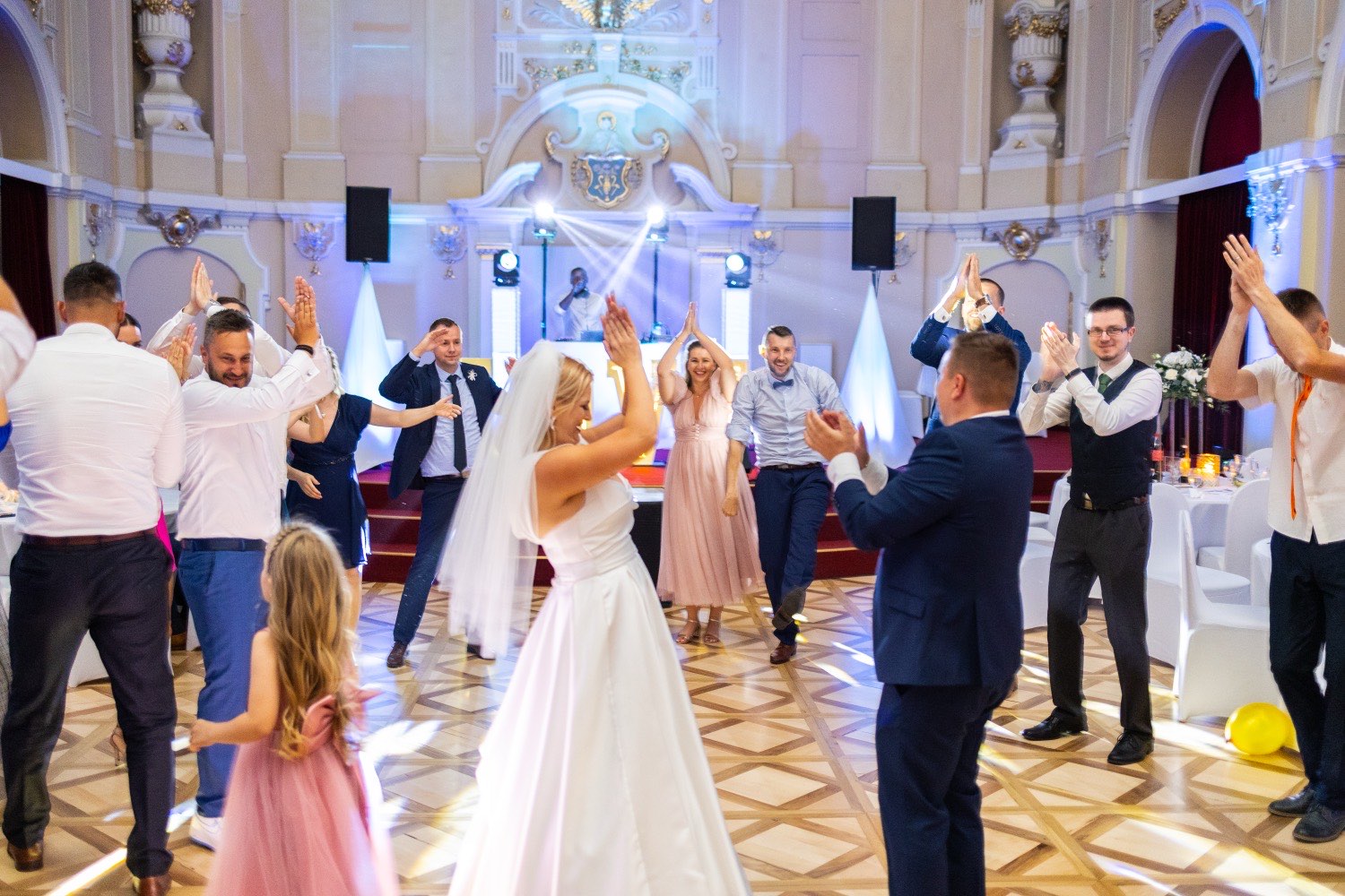 Nevesta oslavuje v nasvietenej sále